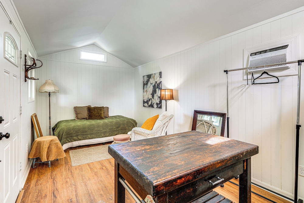Walk to Parks & Golf: Artsy Bungalow in Lakeland!