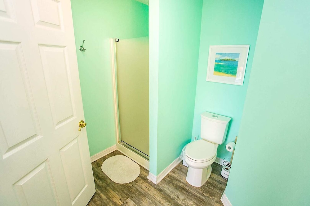 Seaside Haven: Stylish Condo, Garden Views