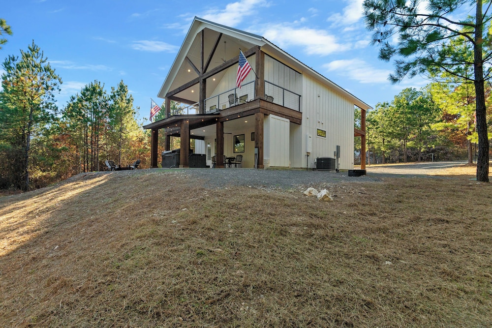 3 Mi to Lake: Cabin w/ Hot Tub in Broken Bow!