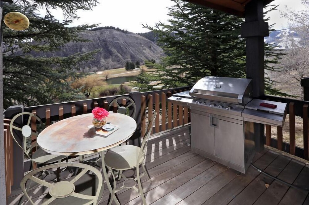 82 Ridgepoint 3 Bedroom Townhouse by RedAwning