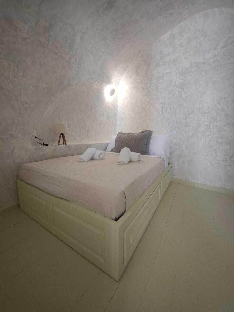 Phaos Oia Suites