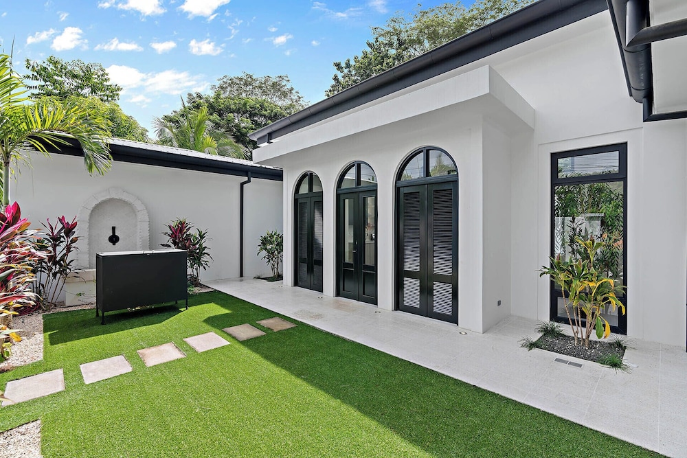 Modern Garden Villa with Private Pool, Outdoor Kitchen & Separate Casita Near Playa Potrero