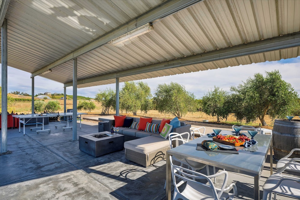 Coplan Vineyards by Avantstay 10-acre Estate w/ Pool, Spa, Bocce & Designer Interiors