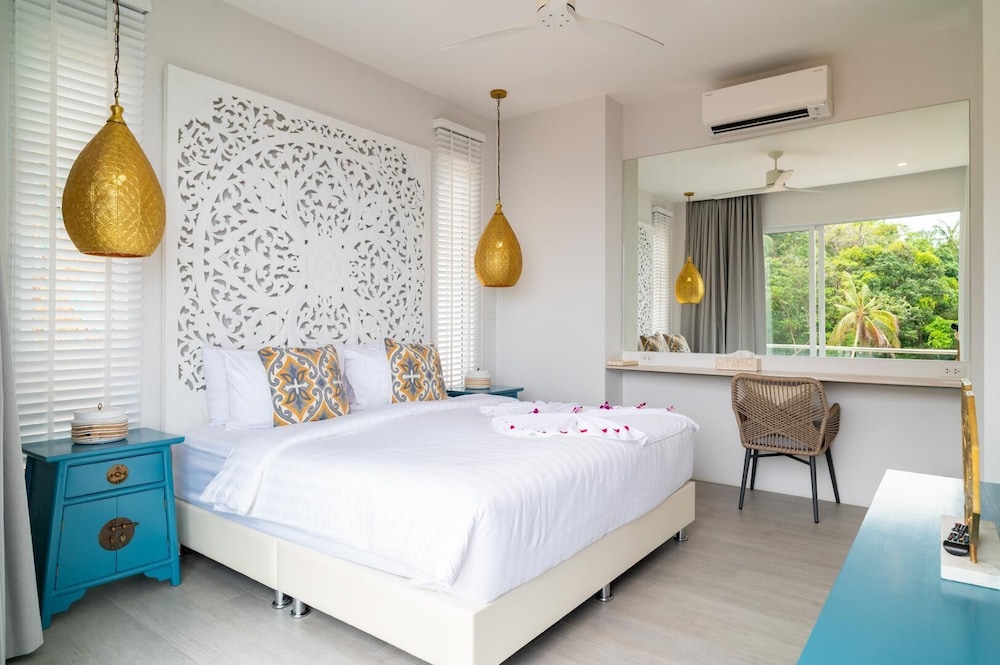 Top Floor 2 Bed Sea View Apartment KBR38
