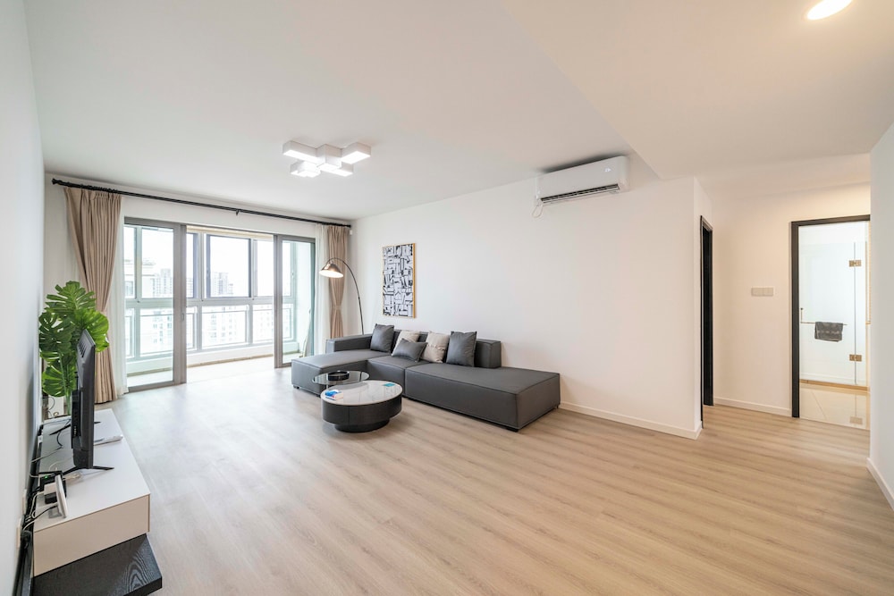 Tyms Spacious 3BR 2BA APT Laishi Di
