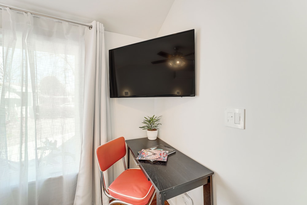 Walk to Gathering Place & Brookside: Tulsa Studio