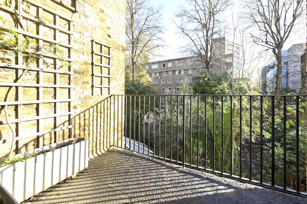 Bright one Bedroom Apartment With Balcony in Maida Vale by Underthedoormat