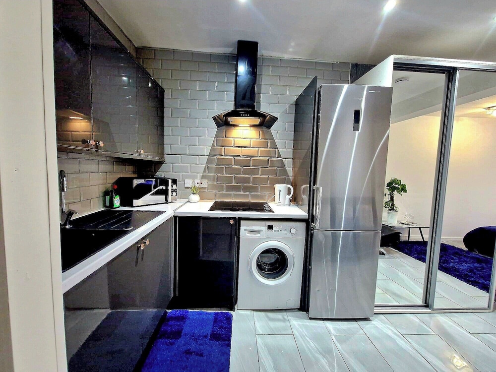 Seaside Escape - Sleeps 4 - Pets Ok - Free Parking