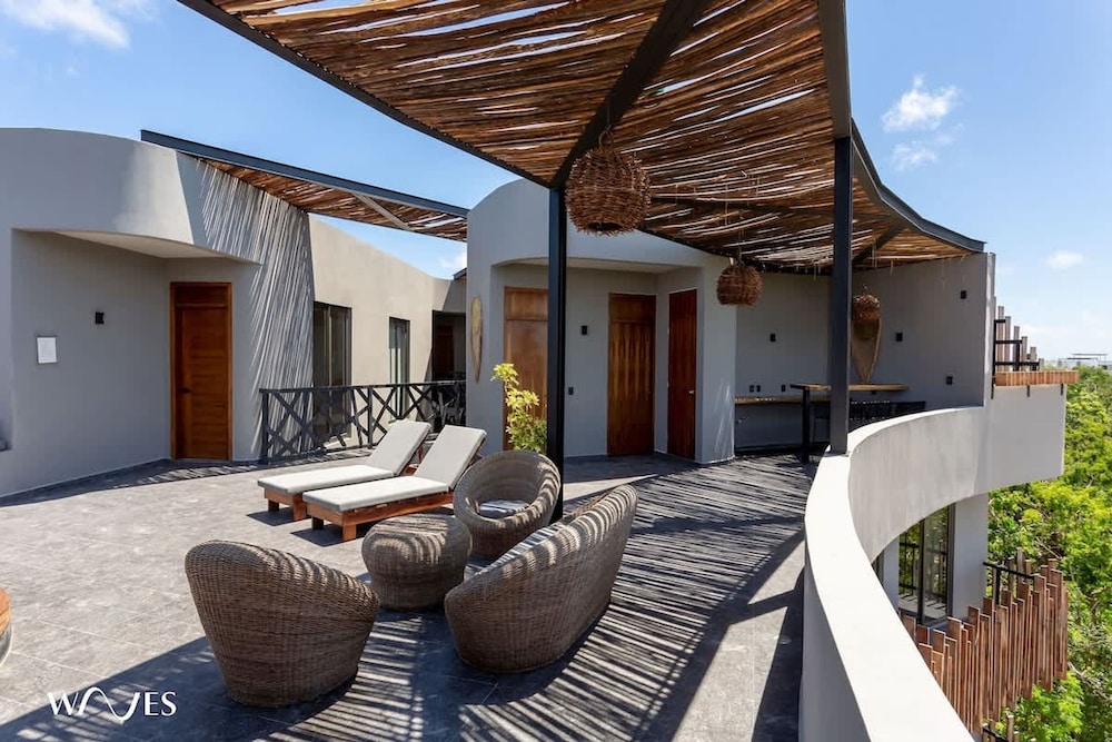 Luminous 2 BR With Roof Pool Close to Hotel Zone by Waves Management