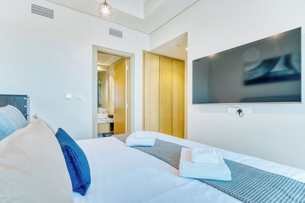 PVH - Contemporary 2BR - Aykon Tower C