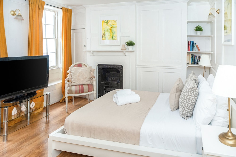 Spacious 3BR 2BA Flat in Central Soho