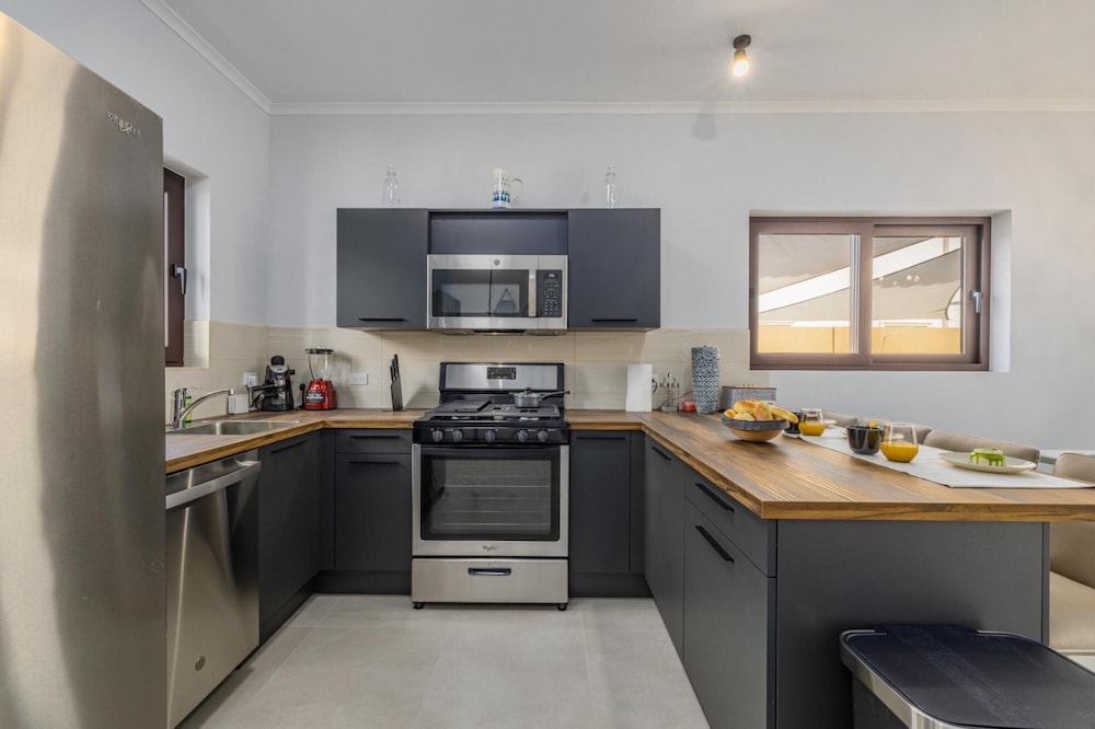 NEW Modern 2 Bedroom Townhome Gold Coast