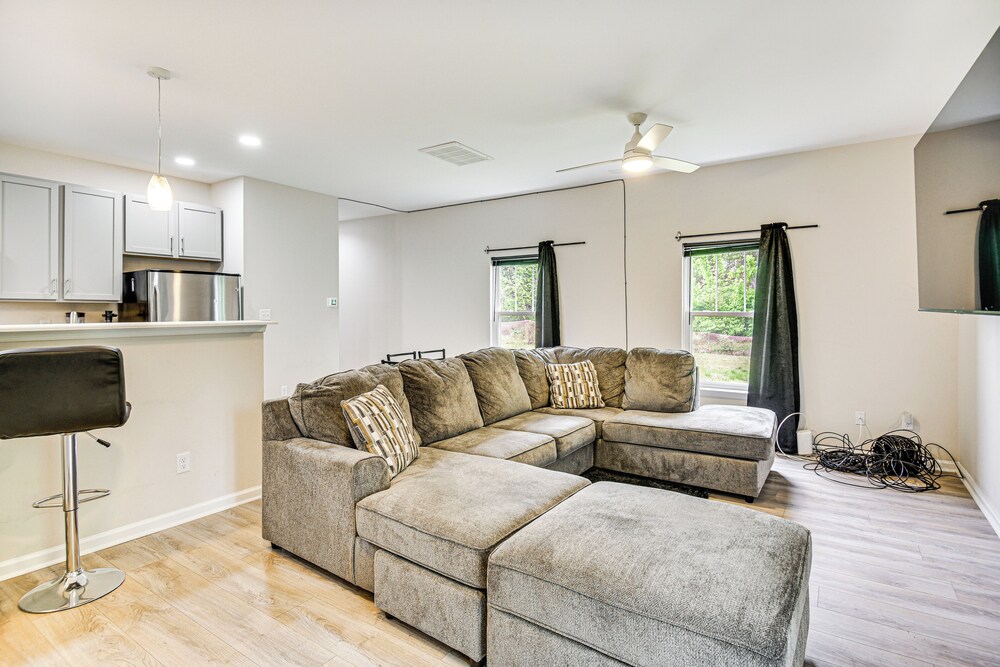 Walk to Dining: Sleek Hampton Home w/ Deck!