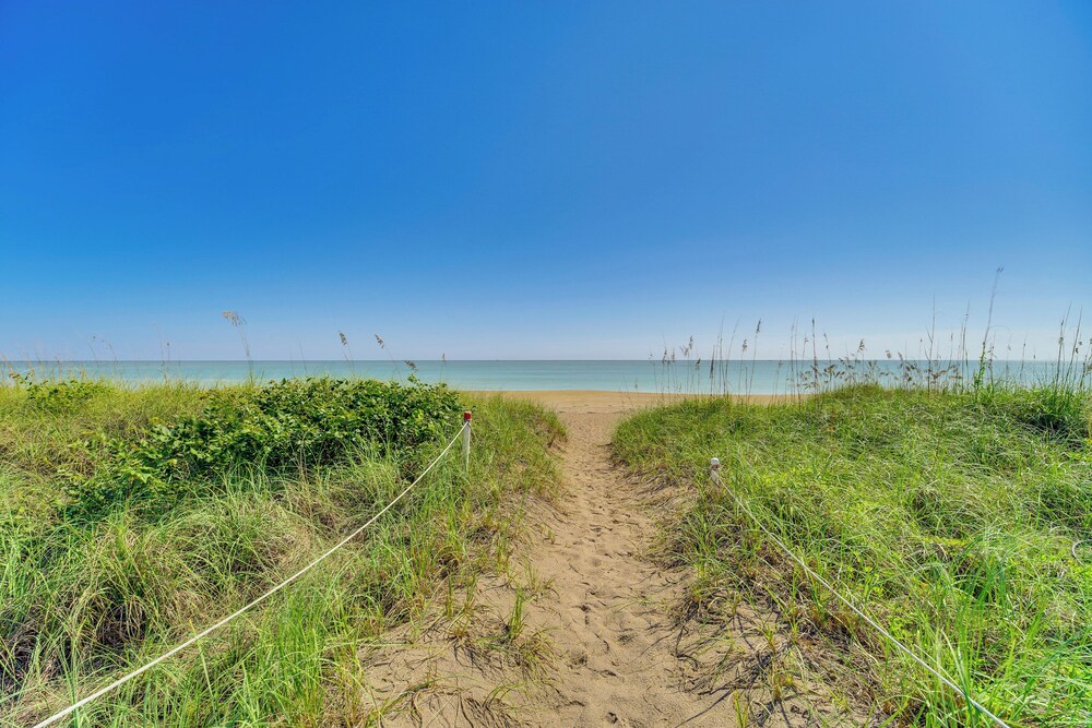 Walk to Blue Heron Beach: 1st-floor Lakefront Unit