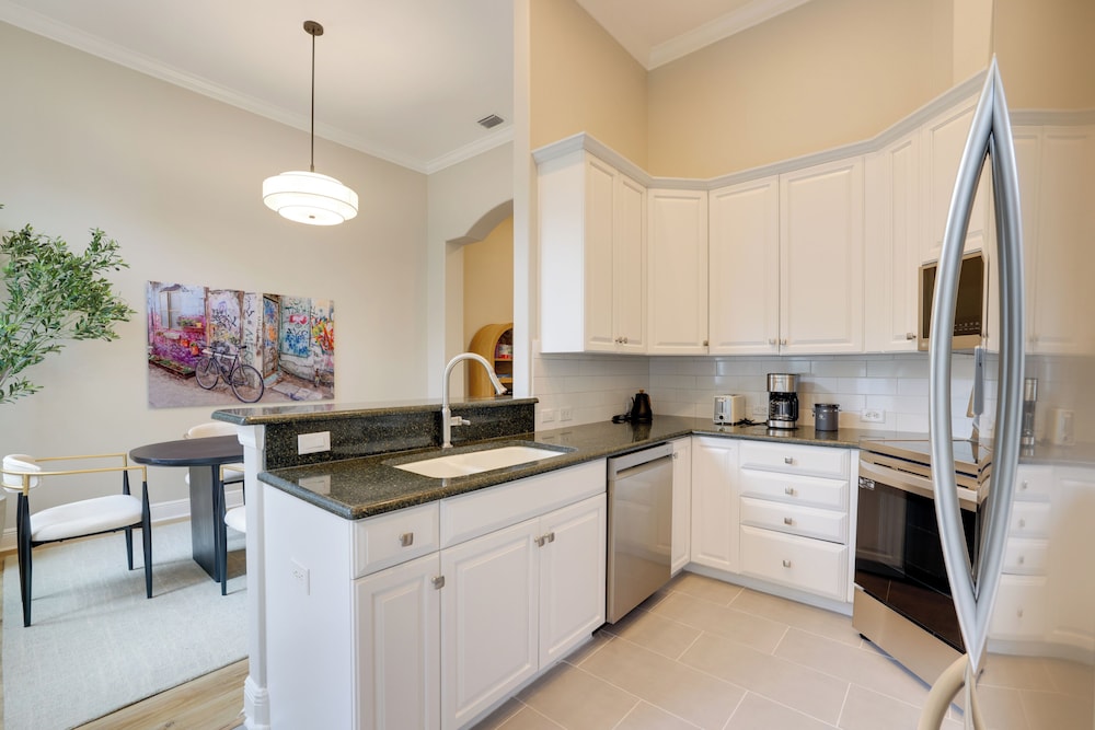 Townhome w/ Patio < 5 Mi to UF Campus!