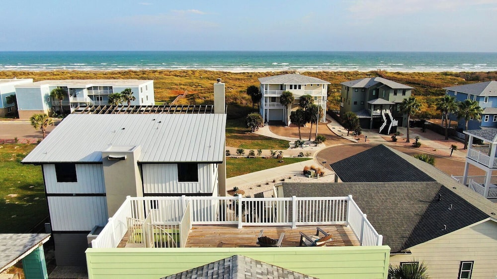 Walk to the Beach Ocean Views, Balcony Dining & Open Living Beachview 54 by Avantstay