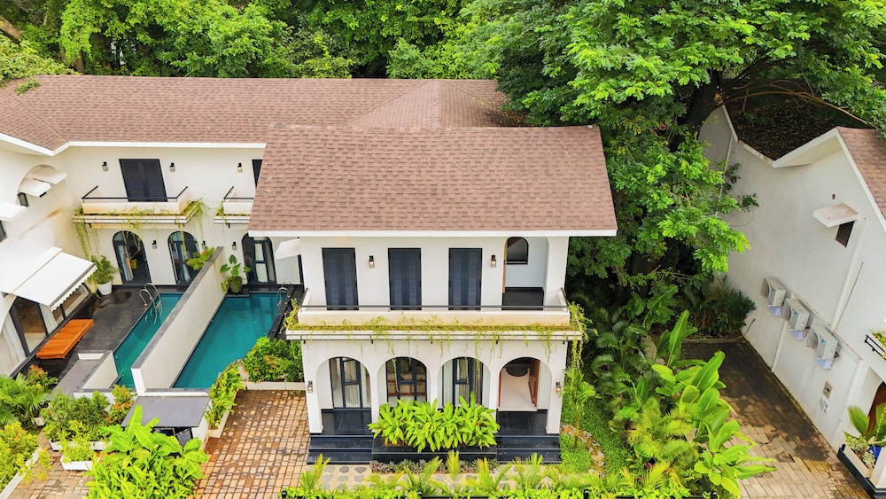 BellaVie | 3-BHK Villa With Private Pool & TV Lounge Area In A Gated Complex