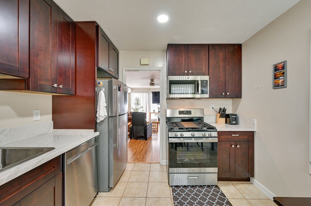 Pacific Beach Apartment: Walk to Beach & Pier!