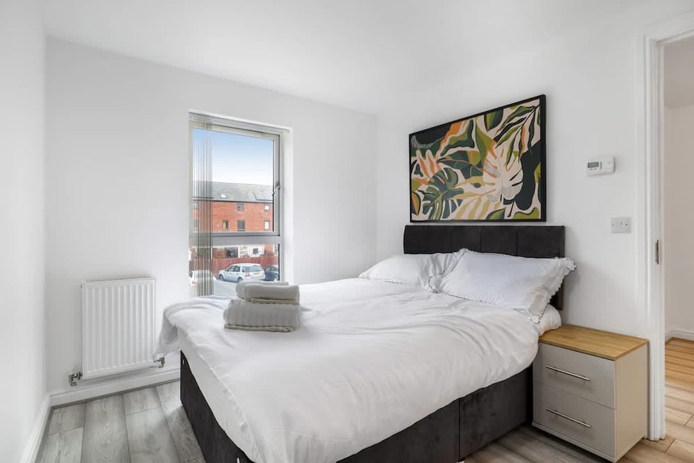 Fast Wi-fi Free Parking 10 Mins to City Centre