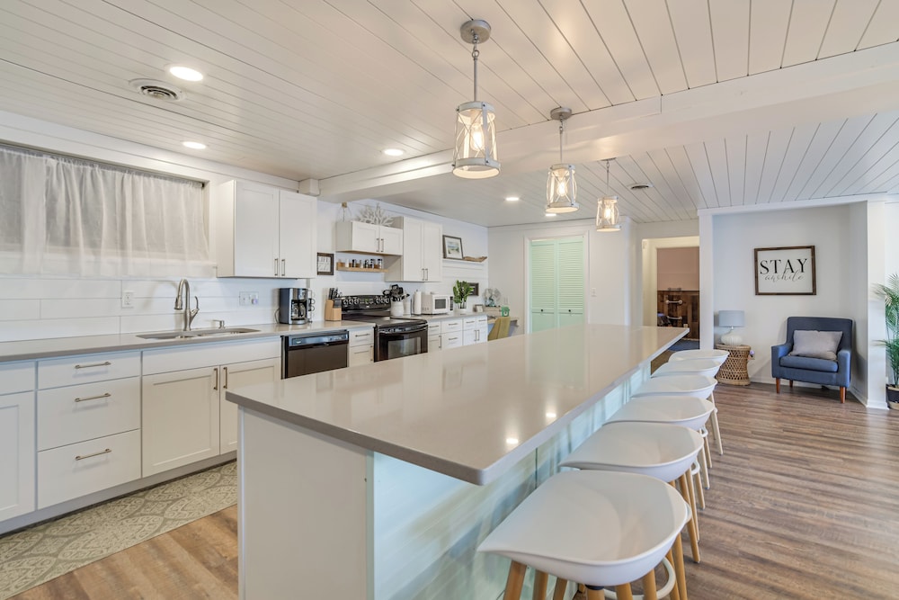Modern Apt on Detroit Lake w/ Dock Access!