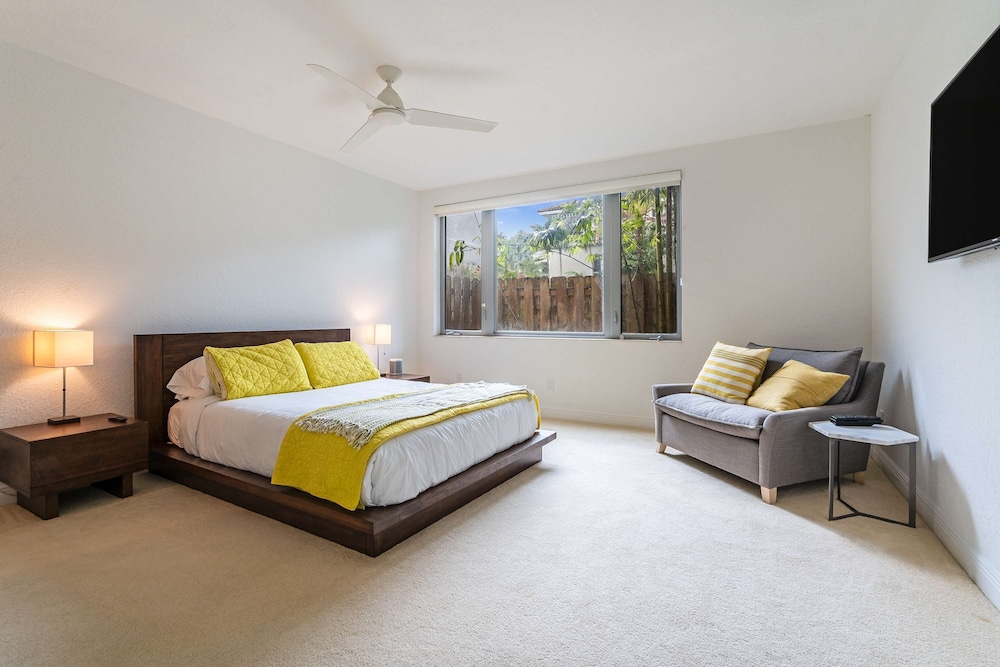NEW 3-story Townhome With Pool Room Expansive Balcony Seconds Away From Las Olas