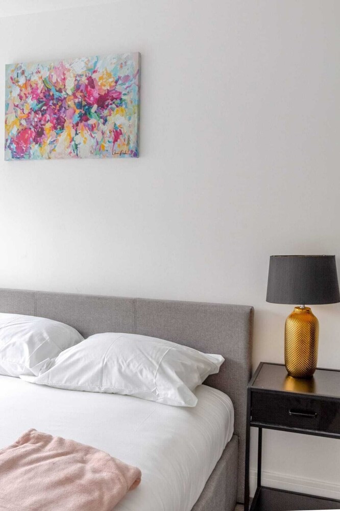 Contemporary 2 Bedroom in West London
