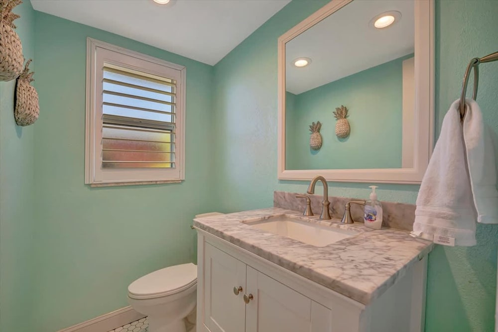 The Crown House 4b Pool Home 6 Mins to IR Beach