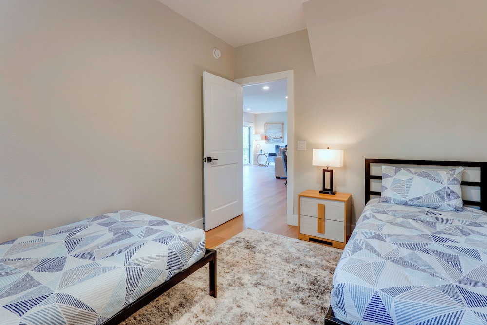 Mtn-view Decks & Fire Pit: Quiet Brasstown Escape