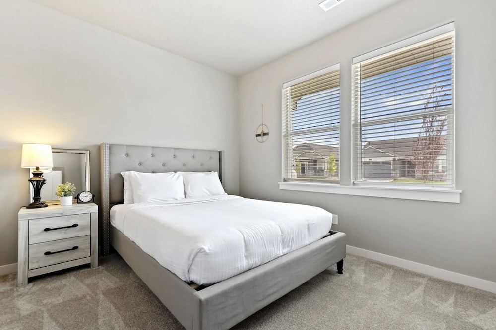 Relaxing Stay Pet Friendly King Near the Lake