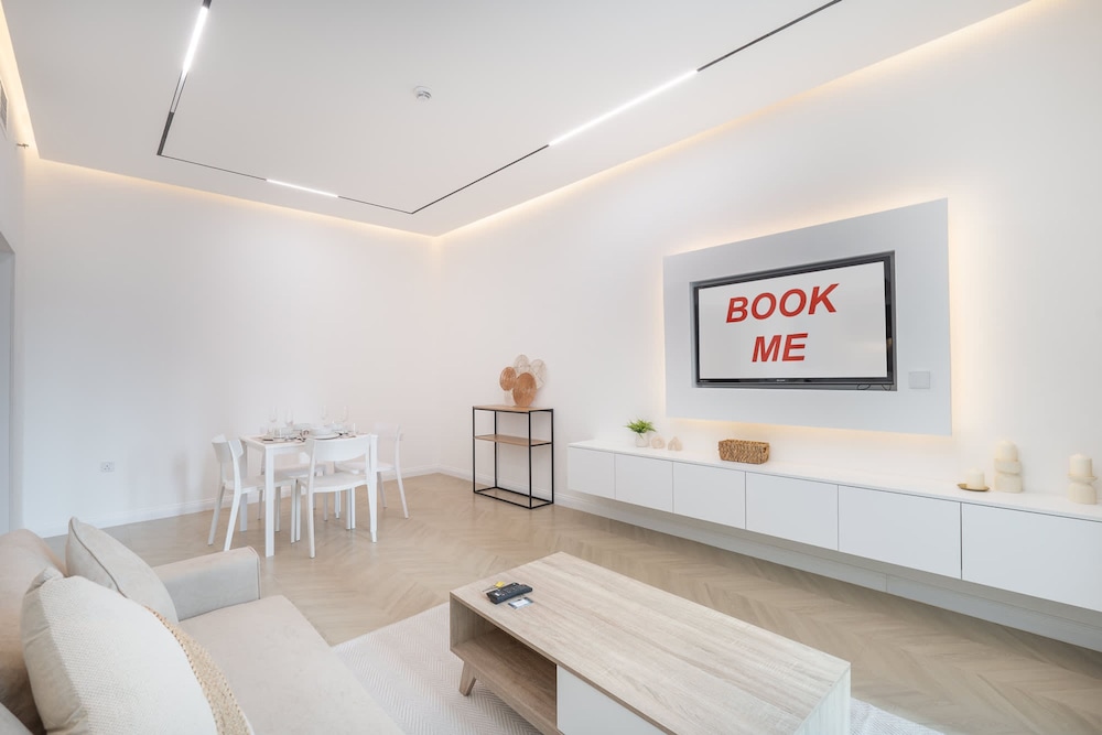 A Fabulous 1 Bedroom Apartment in Marina Pinnacle