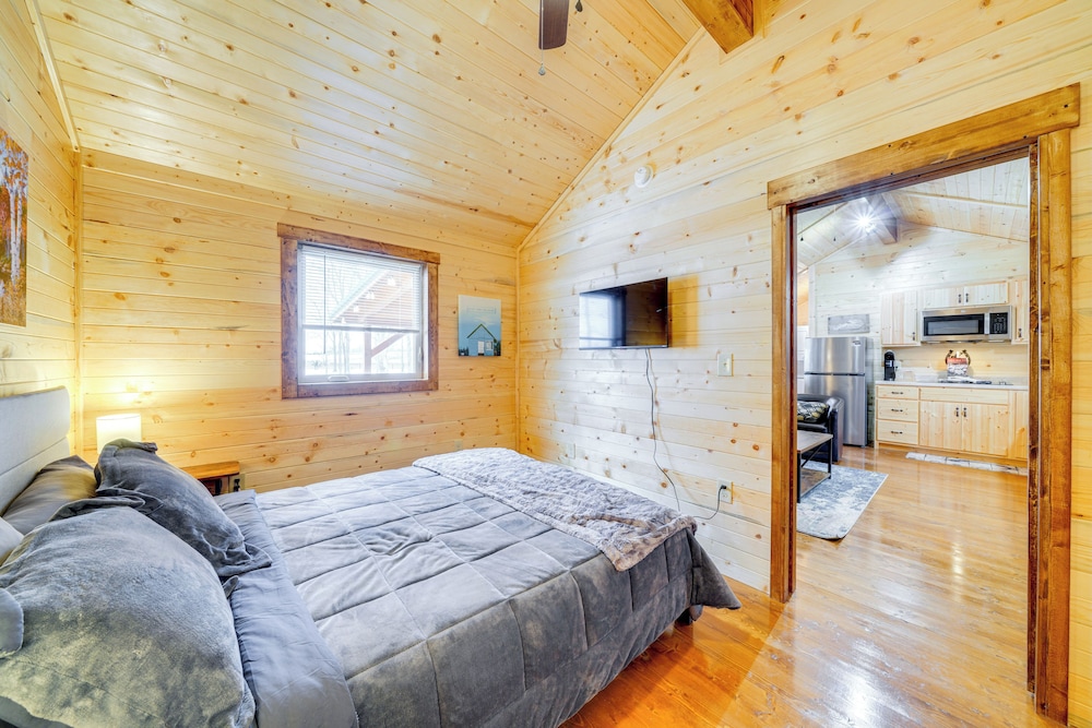 La Grange Cabin on a Racehorse Farm w/ Pond Views!
