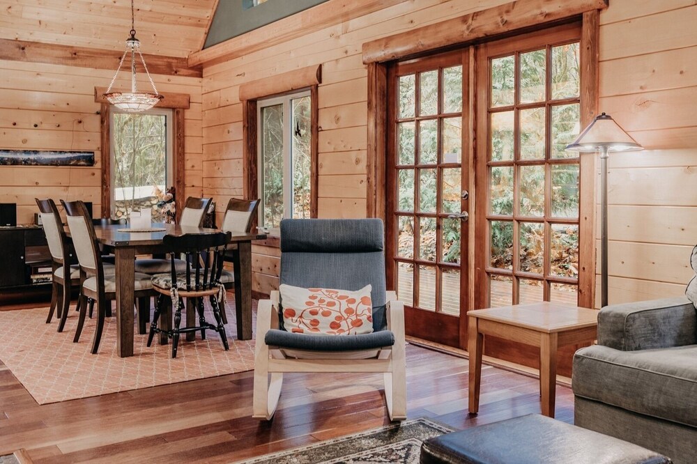 21gs - Log - Pets Ok - Sleeps 6 3 Bedroom Home by RedAwning