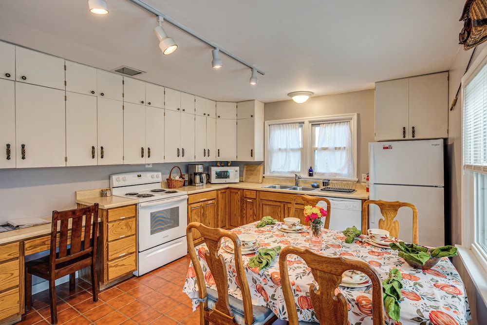 Fishing & Skiing Base! Residential Bozeman Escape