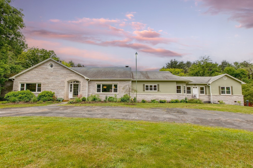 Game Farm Villa by Avantstay 10bdr Private Pond Spa Pool Family-friendly