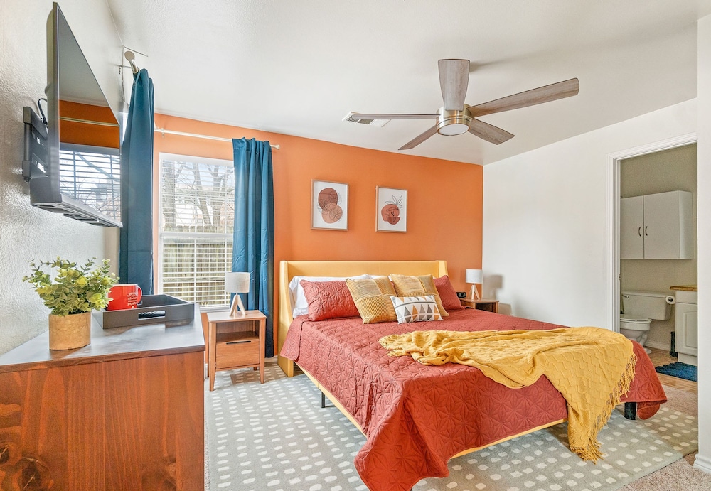Dallas Retro House King Bed Backyard