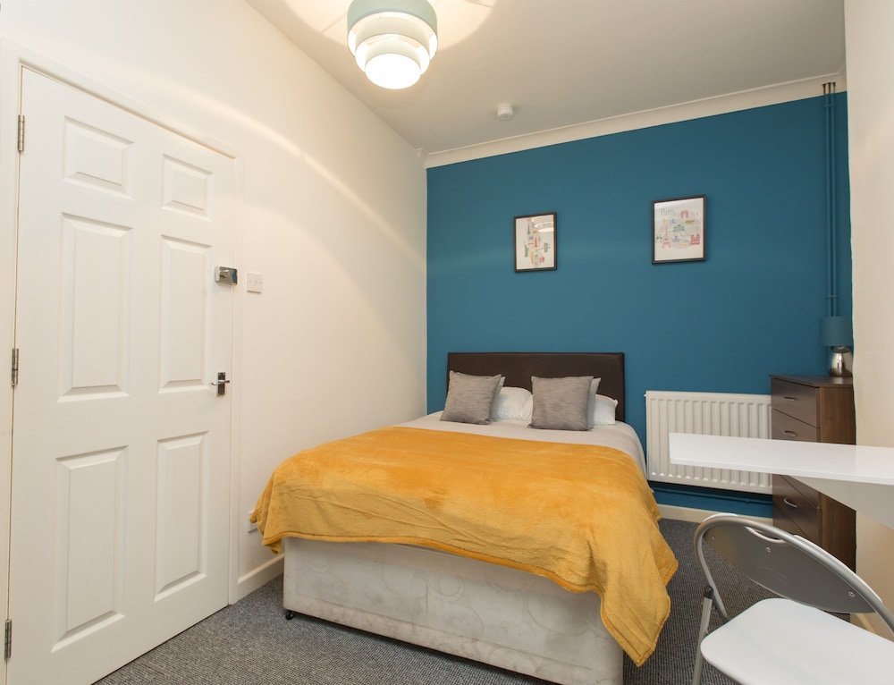 Crewe Vacations - Crewe Rooms Edleston Road - Property Image 1