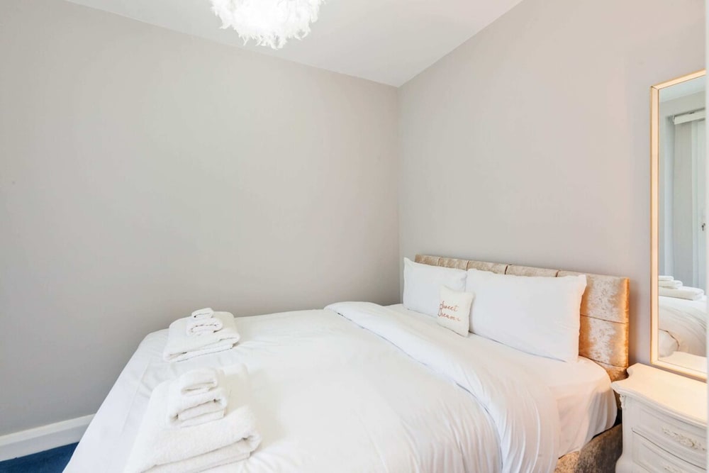 Modern 2 bed Flat, West Kensington, Sleeps 4