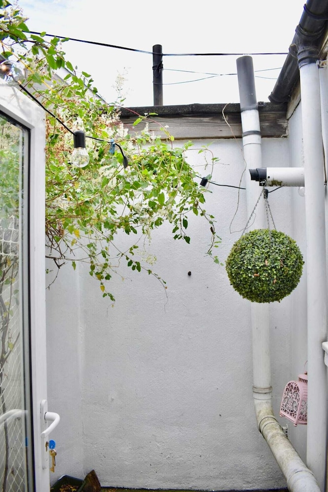 Charming 2 Bedroom Cottage in Central Location