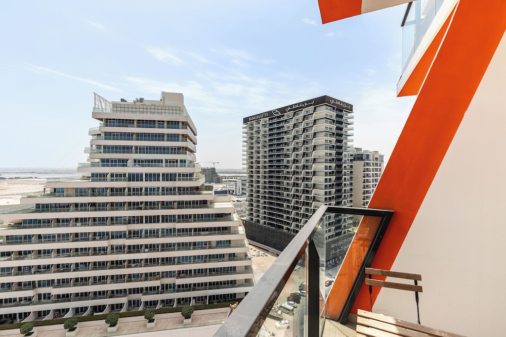 SIMPLY COMFORT Binghatti Gateway Family 2BR with Balcony, Close to Dubai Mall & Burj Khalifa