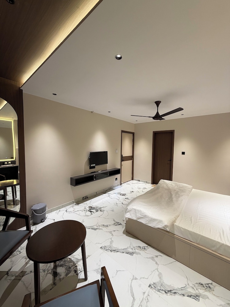 Bharat Inn Hotel And Restaurant