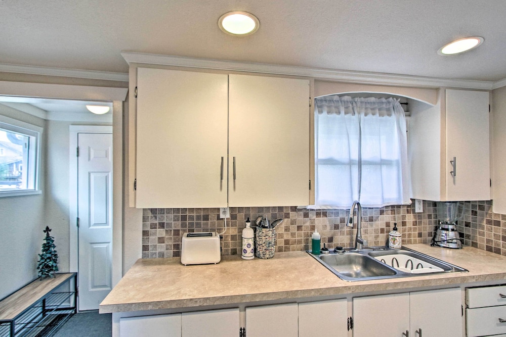 Seattle Vacations - Lovely Tacoma Cottage w/ Fire Pit, Near Dtwn! - Property Image 5
