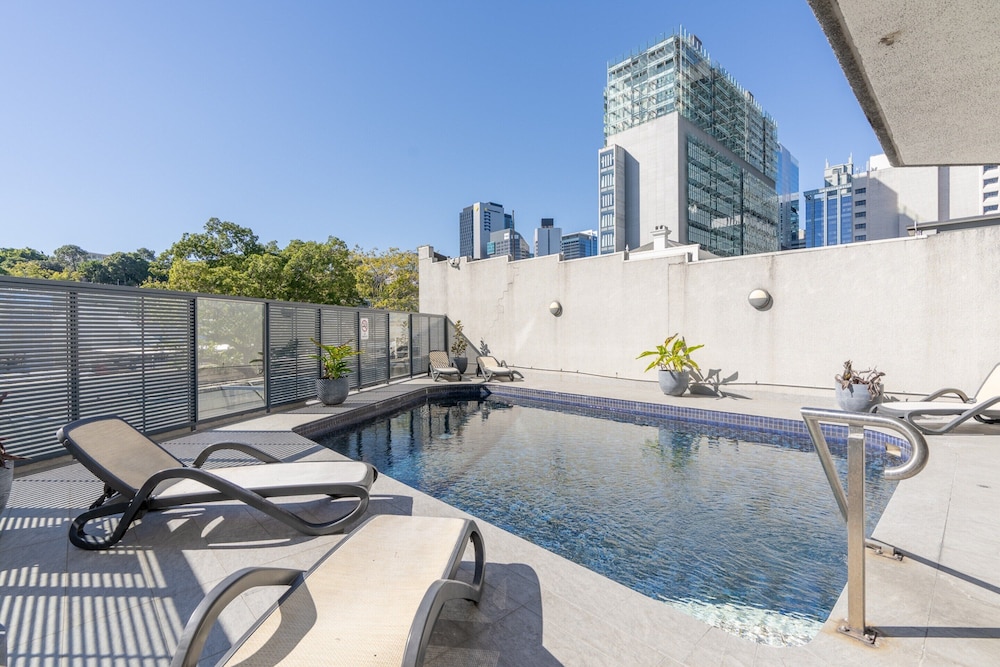 Quirky CBD 1-bed With Pool, Sauna and Balcony