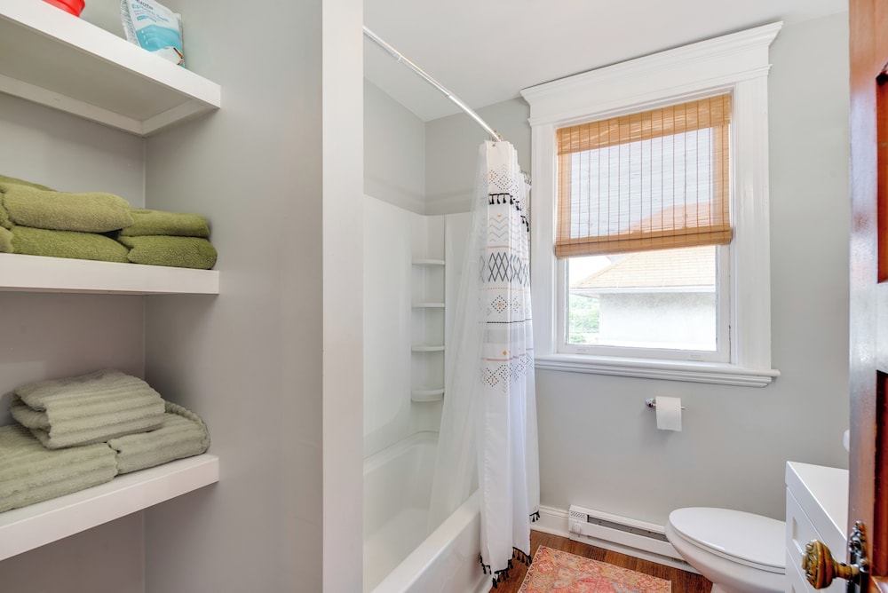 2 Mi to Steamtown Nhs: Family Home w/ Backyard!