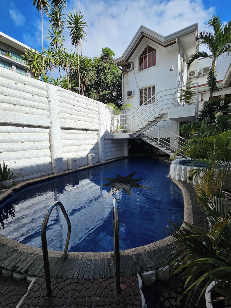 Kandi Suites 2BR with private Jacuzzi