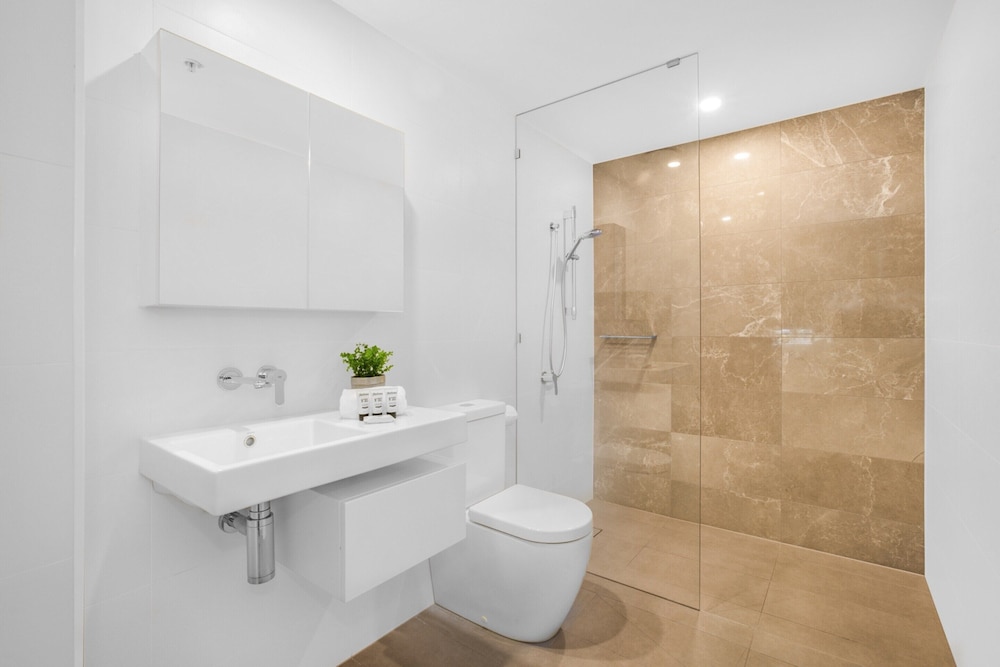 Surfers Paradise 2-bed Near Beach With Pool & Gym