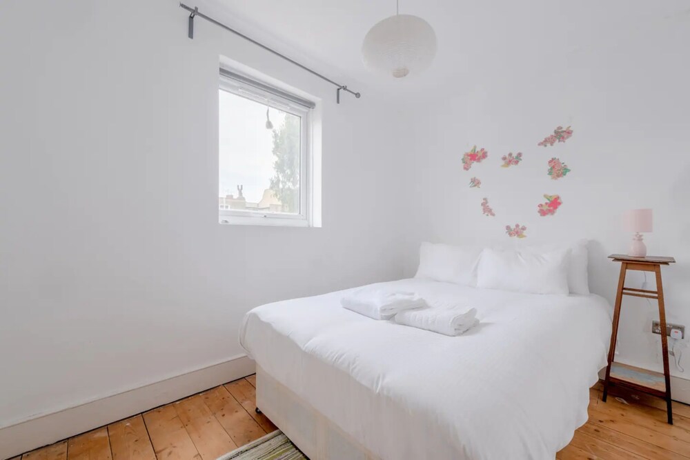 Lovely 3 Bedroom Apartment in Clapton With Garden