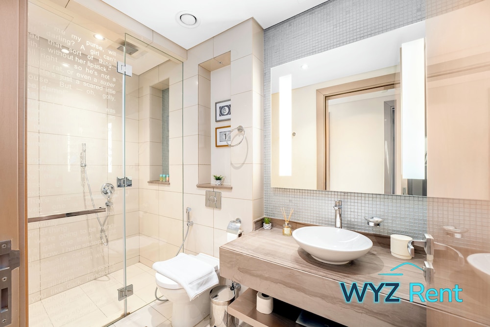 Glamorous 2BR in Damac Paramount Tower