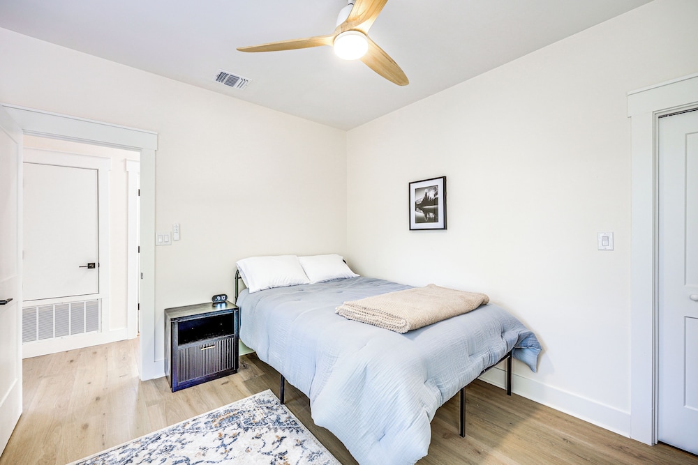 1 Mi to Dtwn: Family Home in San Antonio!