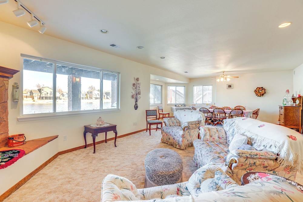 7 Mi to Dtwn Denver: Lakefront Gem w/ Dock!