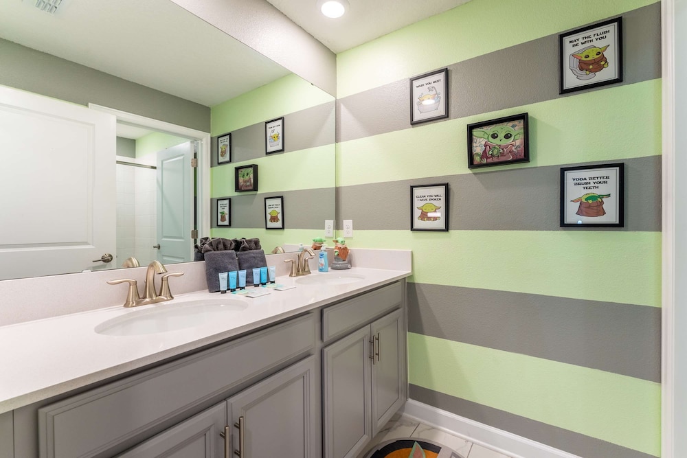 Private Disney Oasis With Pool Hot Tub Ps5 and Modern Amenities